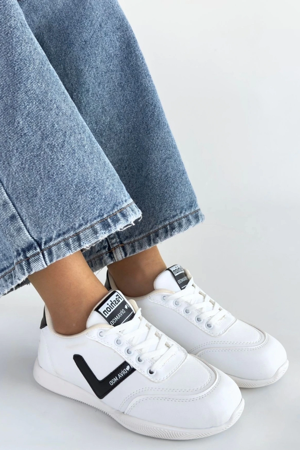 Jowen Beyaz Cilt Siyah Detaylı Bağcıklı Spor Ayakkabı