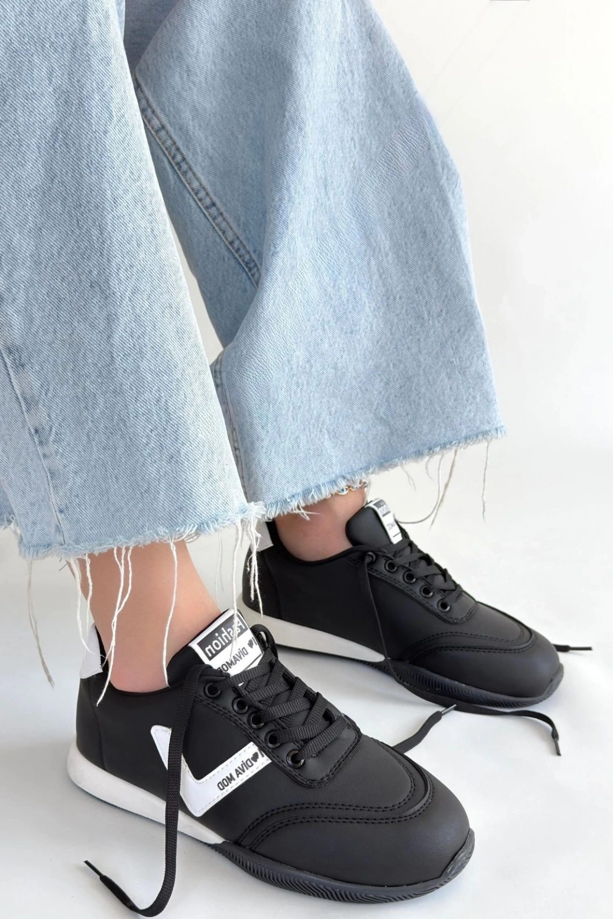 Jowen Siyah Cilt Beyaz Detaylı Bağcıklı Spor Ayakkabı