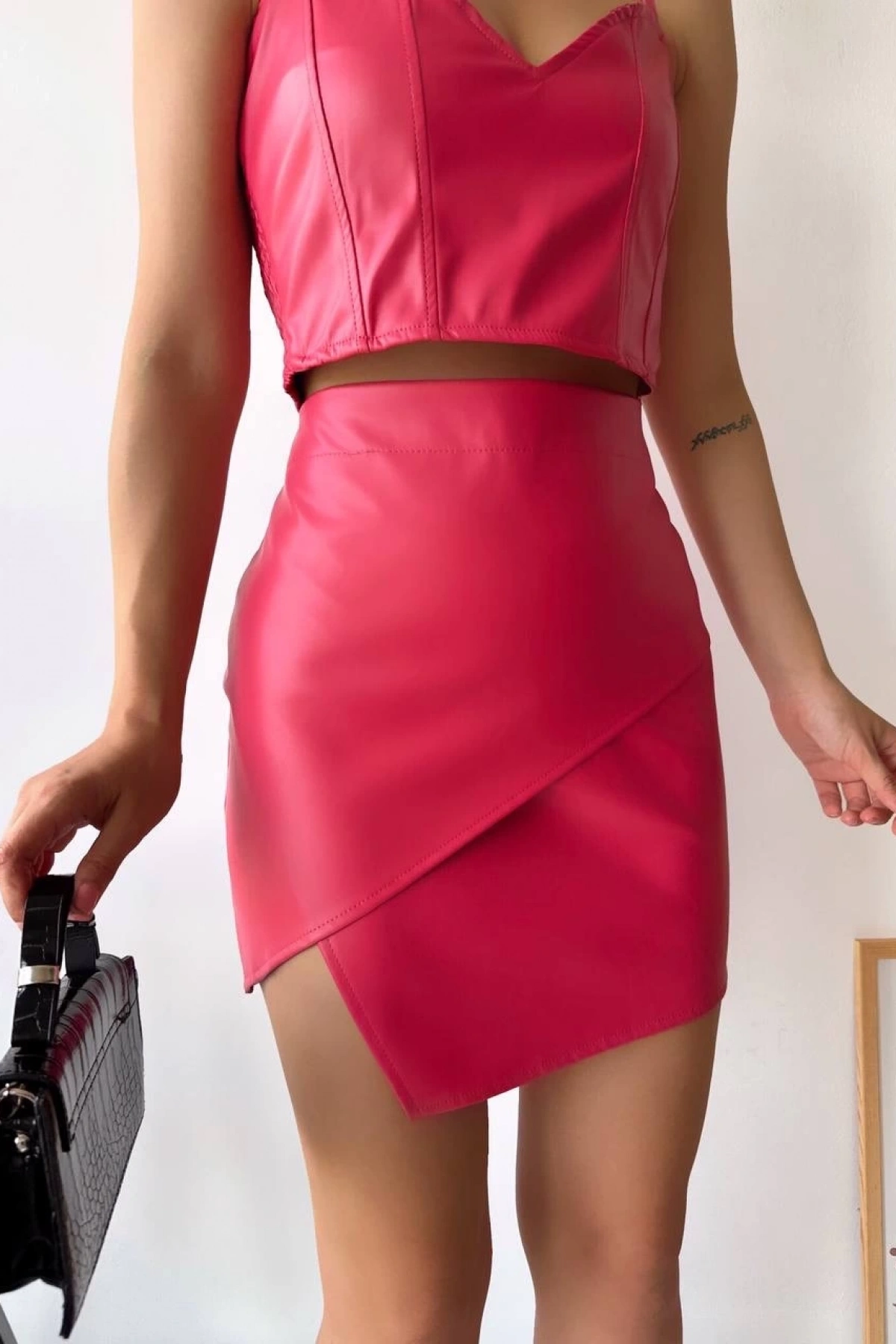 Kapaklı asimetrik model deri etek pembe s240106