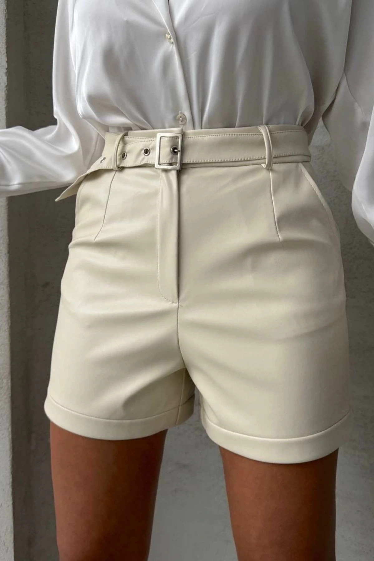Kemerli deri şort krem h241003