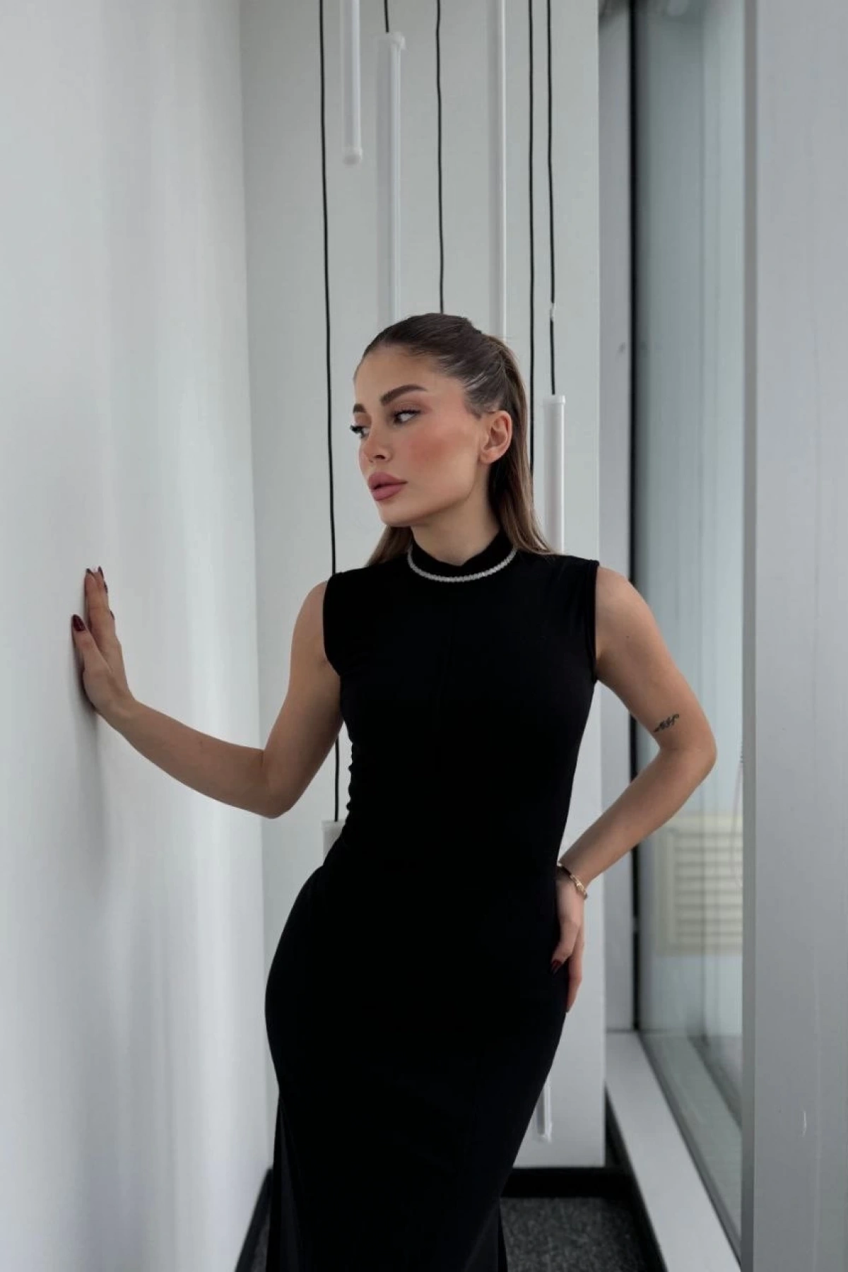 Kolsuz Yarım Bogazlı Uzun Elbise- Siyah