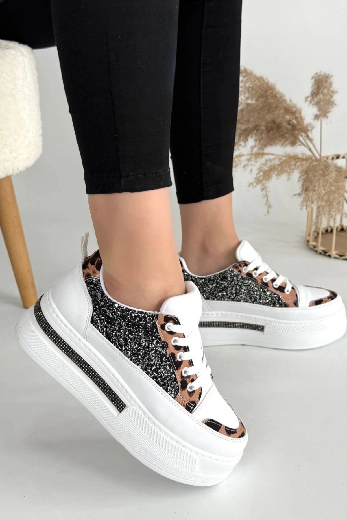 Lawin Beyaz Cilt Siyah Simli Bağcıklı Spor Ayakkabı