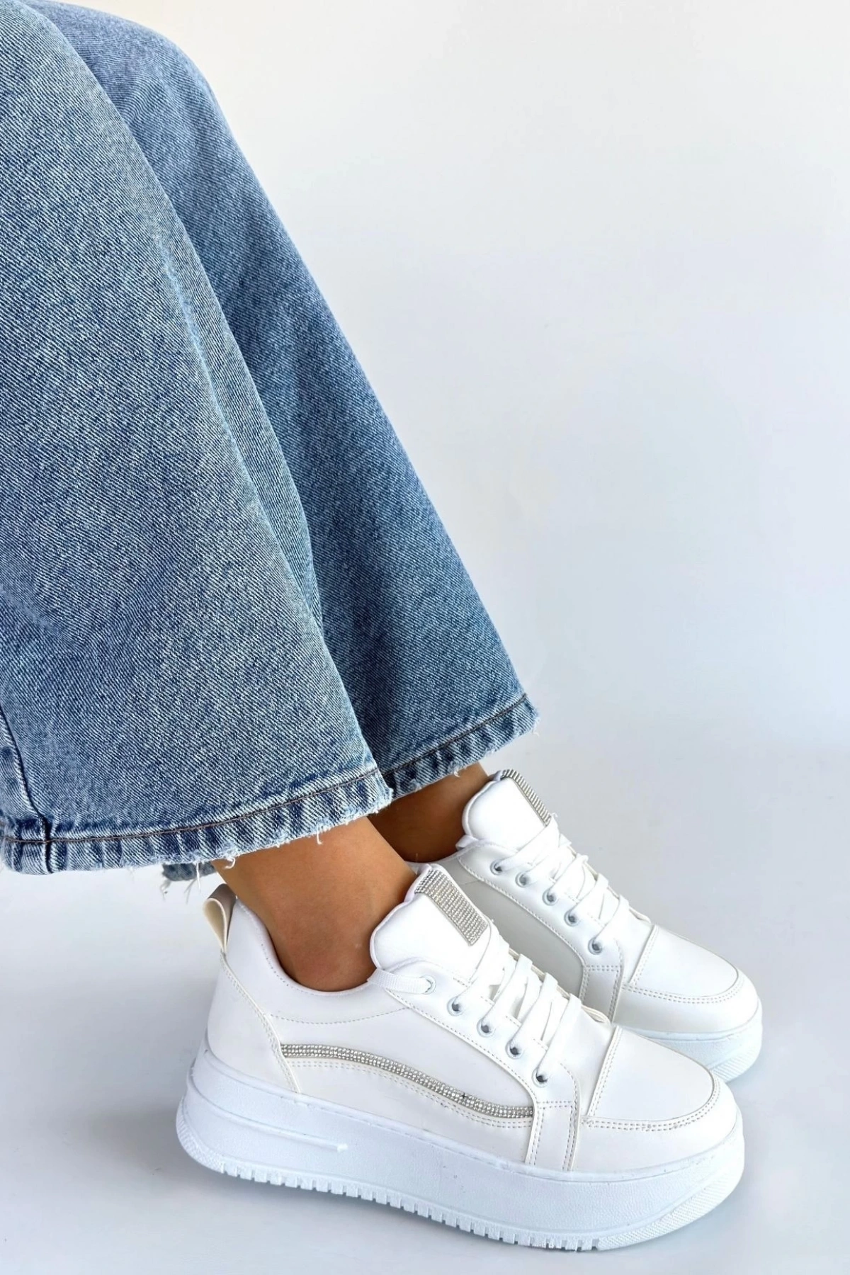 Natte Beyaz Cilt Bağcıklı Spor Ayakkabı