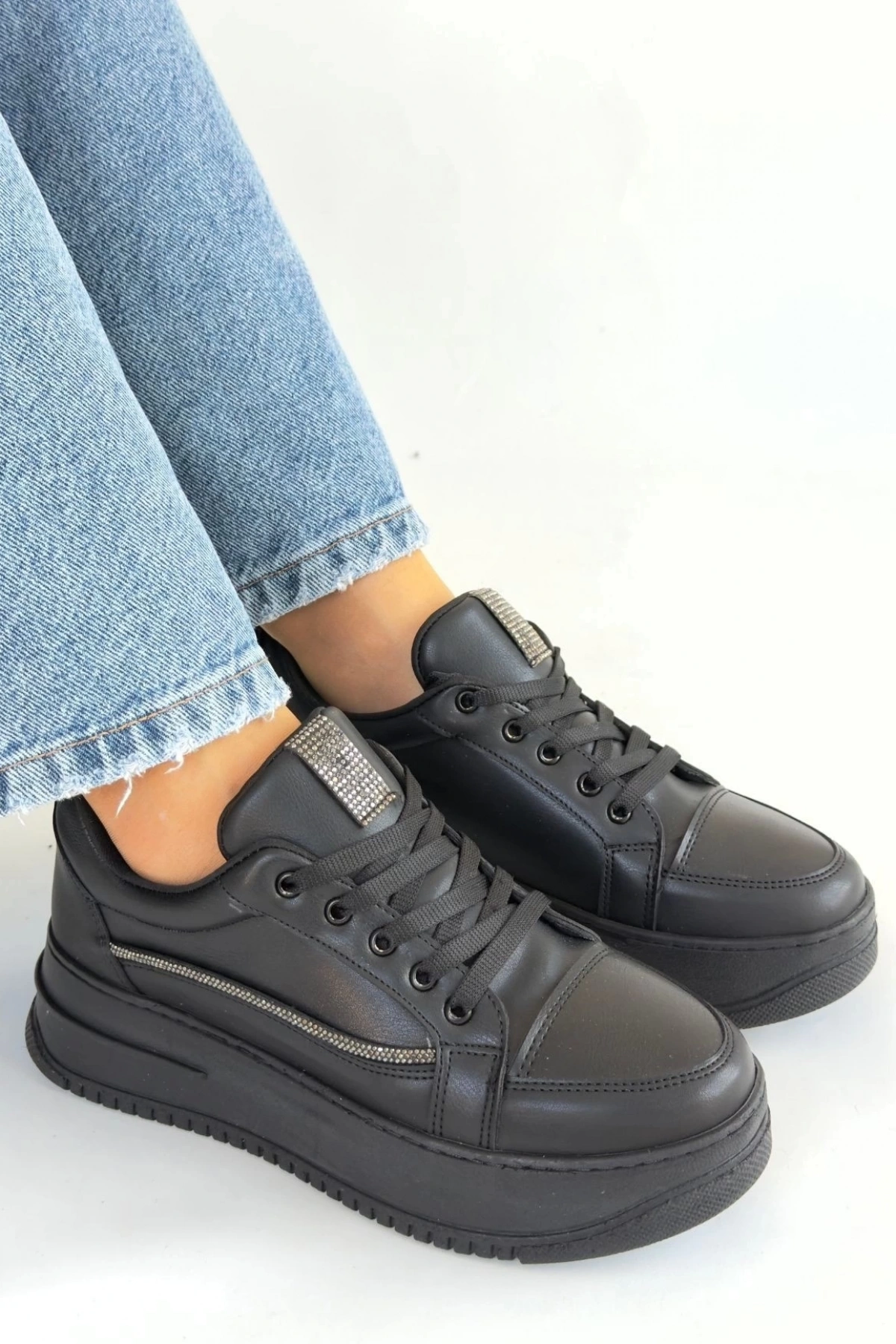 Natte Siyah Cilt Bağcıklı Spor Ayakkabı