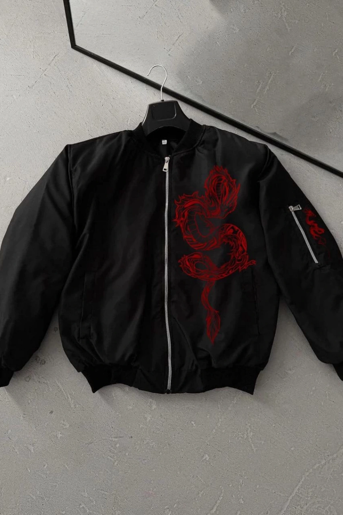 Erkek Unisex Siyah Bomber Mont – Kırmızı Ejderha Desenli, Fermuarlı Cepli, Kapitone Astarlı Günlük ve Sokak Modası Ceket - Siyah
