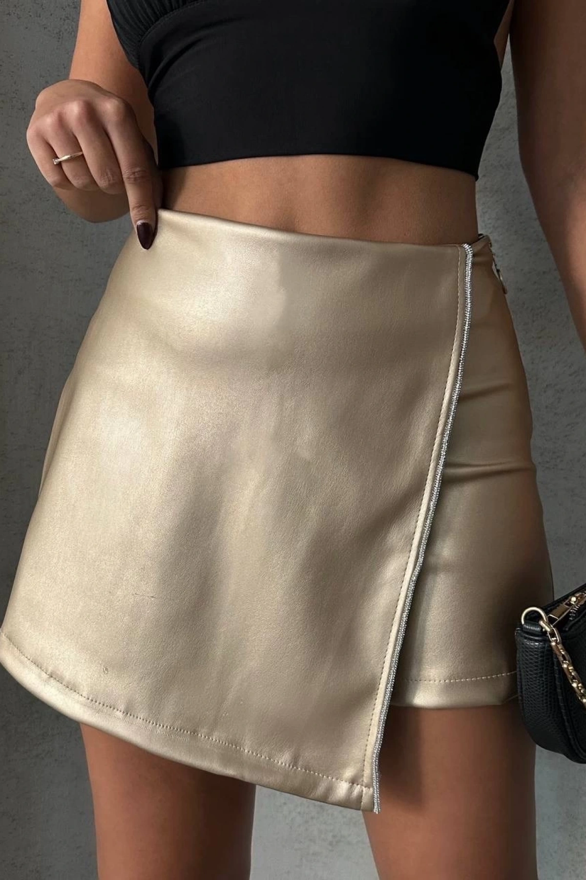 Taşlı şort etek deri gold h240018