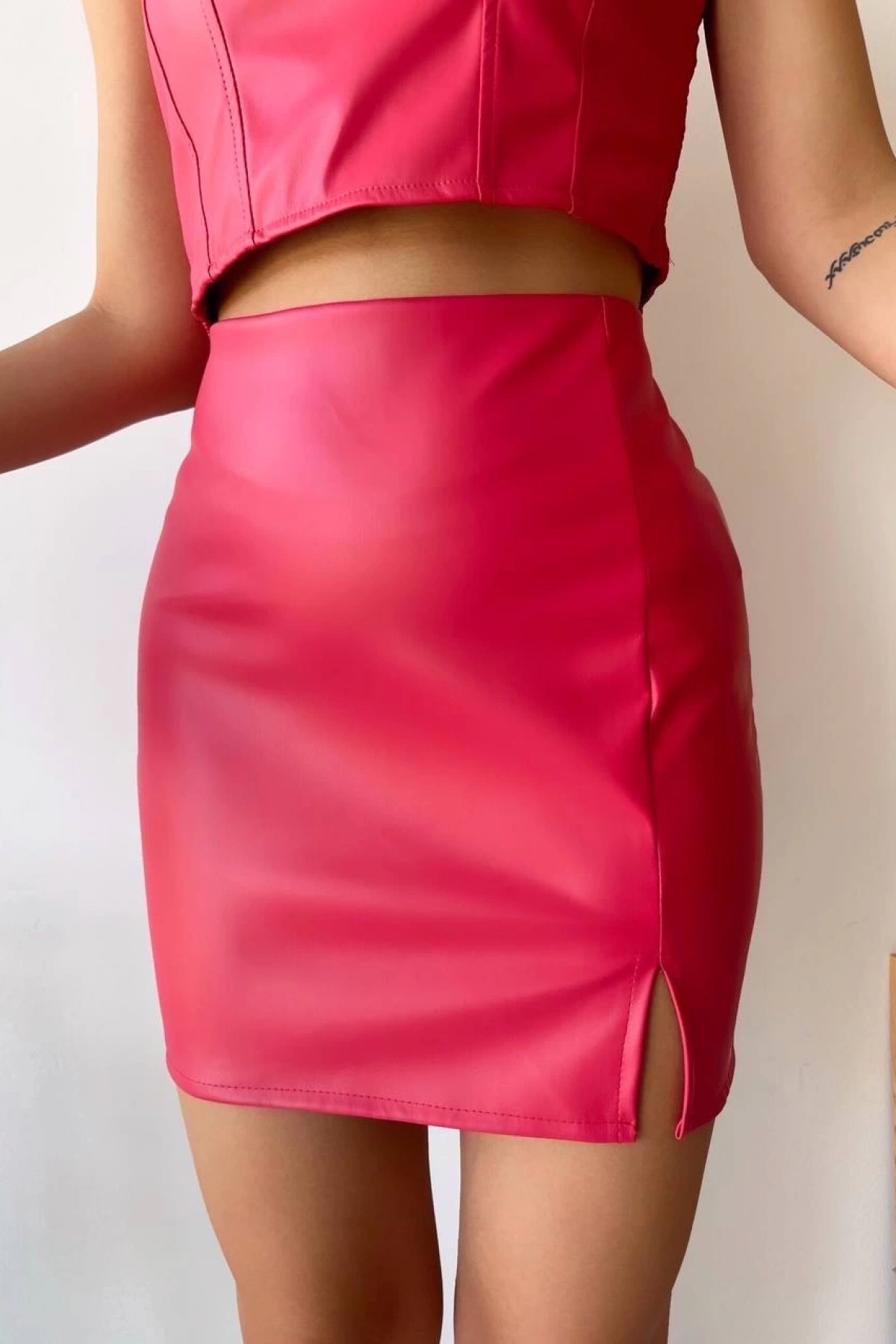 Tek yırtmaçlı arkadan fermuarlı deri etek fuşya s24475