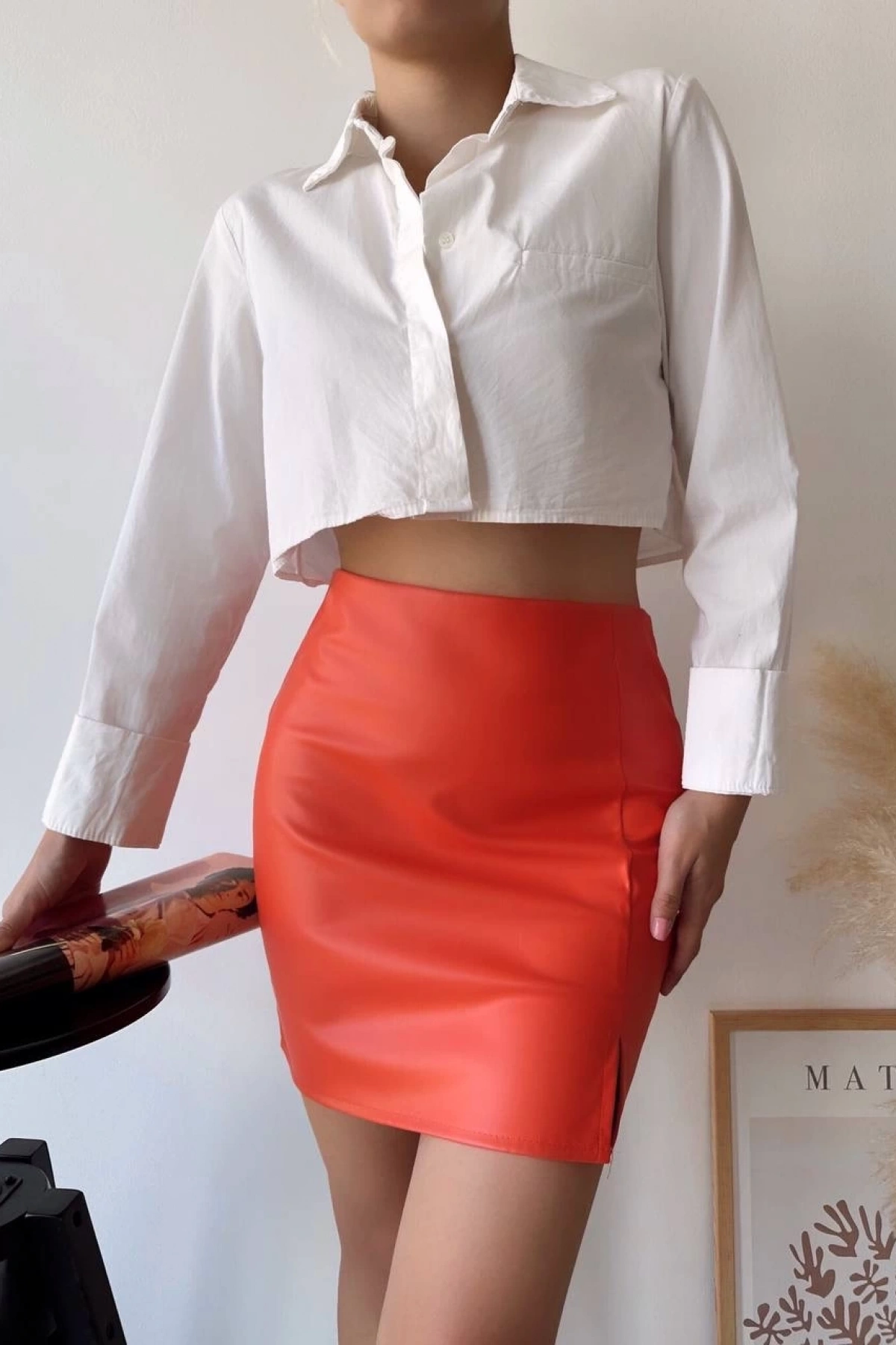 Tek yırtmaçlı arkadan fermuarlı deri etek turuncu s24475