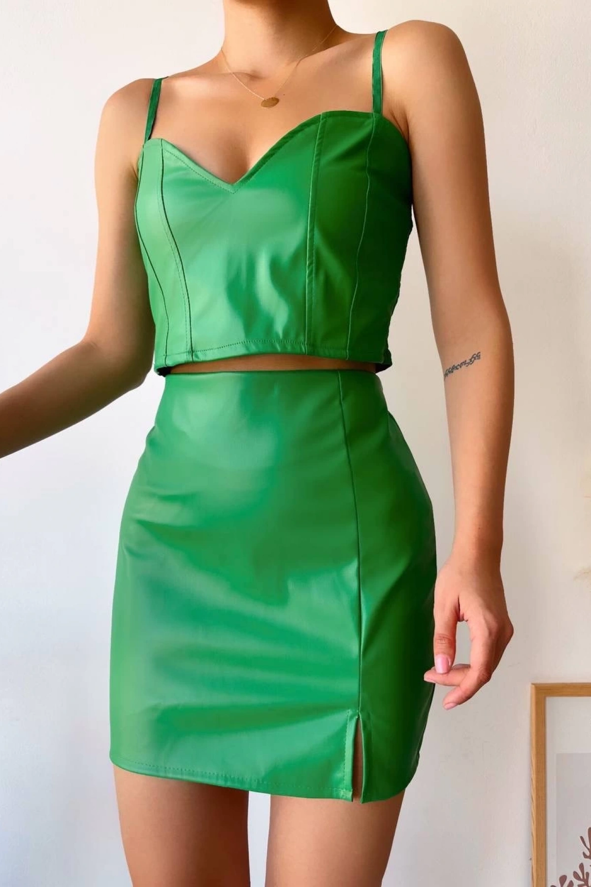 Tek yırtmaçlı arkadan fermuarlı deri etek yeşil s24475