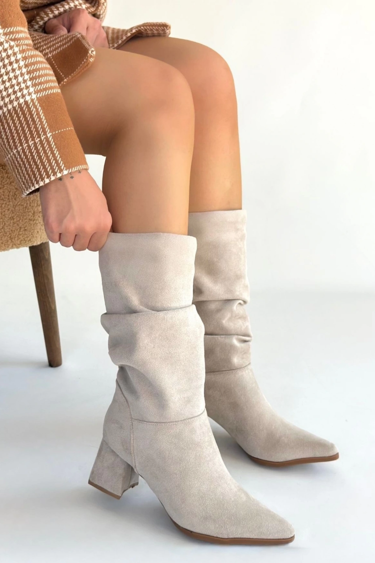 Titen Bej Süet Körüklü Topuklu Çizme