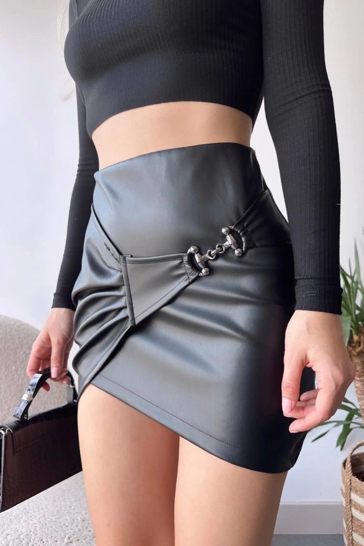 Tokalı deri etek siyah s240097