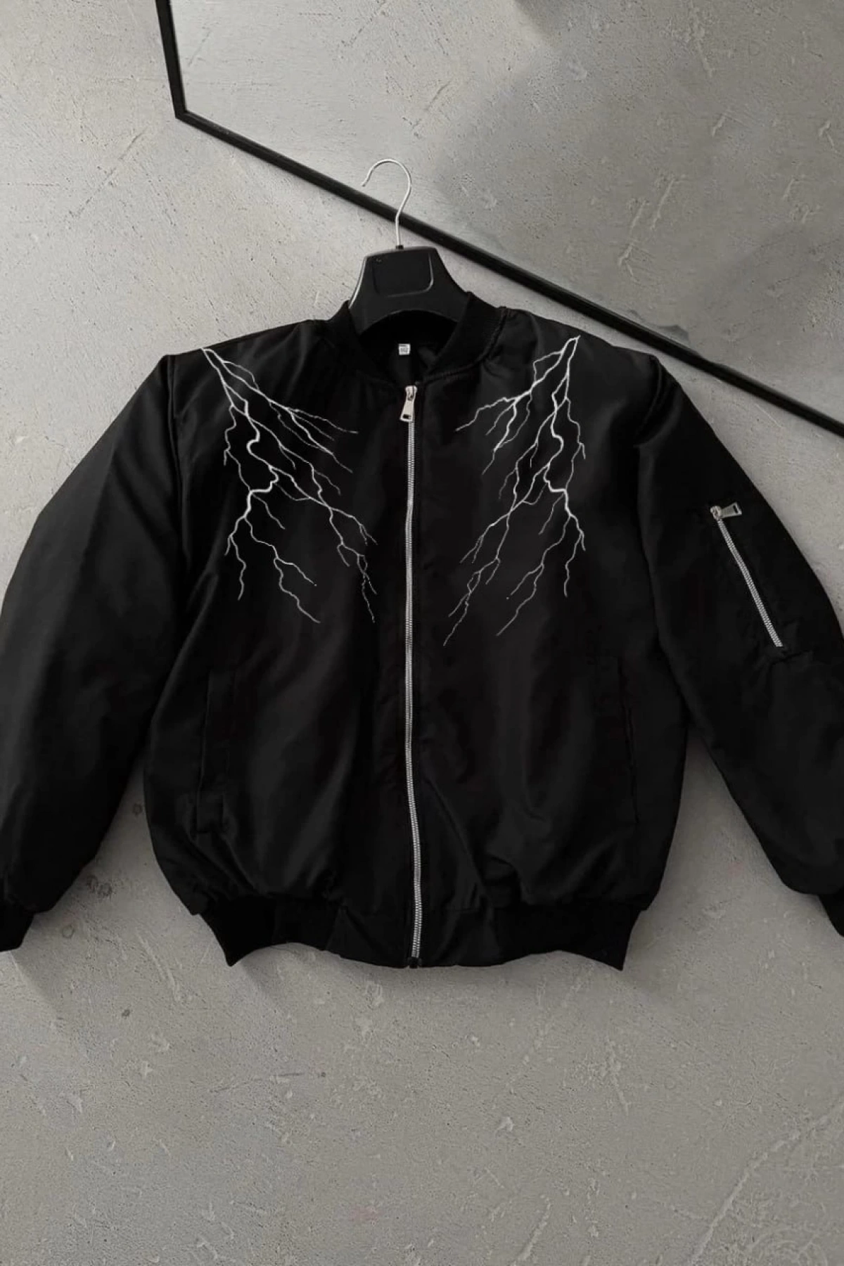 Unisex Siyah Bomber Mont – Beyaz Şimşek Desenli, Fermuarlı Cepli, Kapitone Astarlı Sokak Stili Günlük Ceket - Siyah