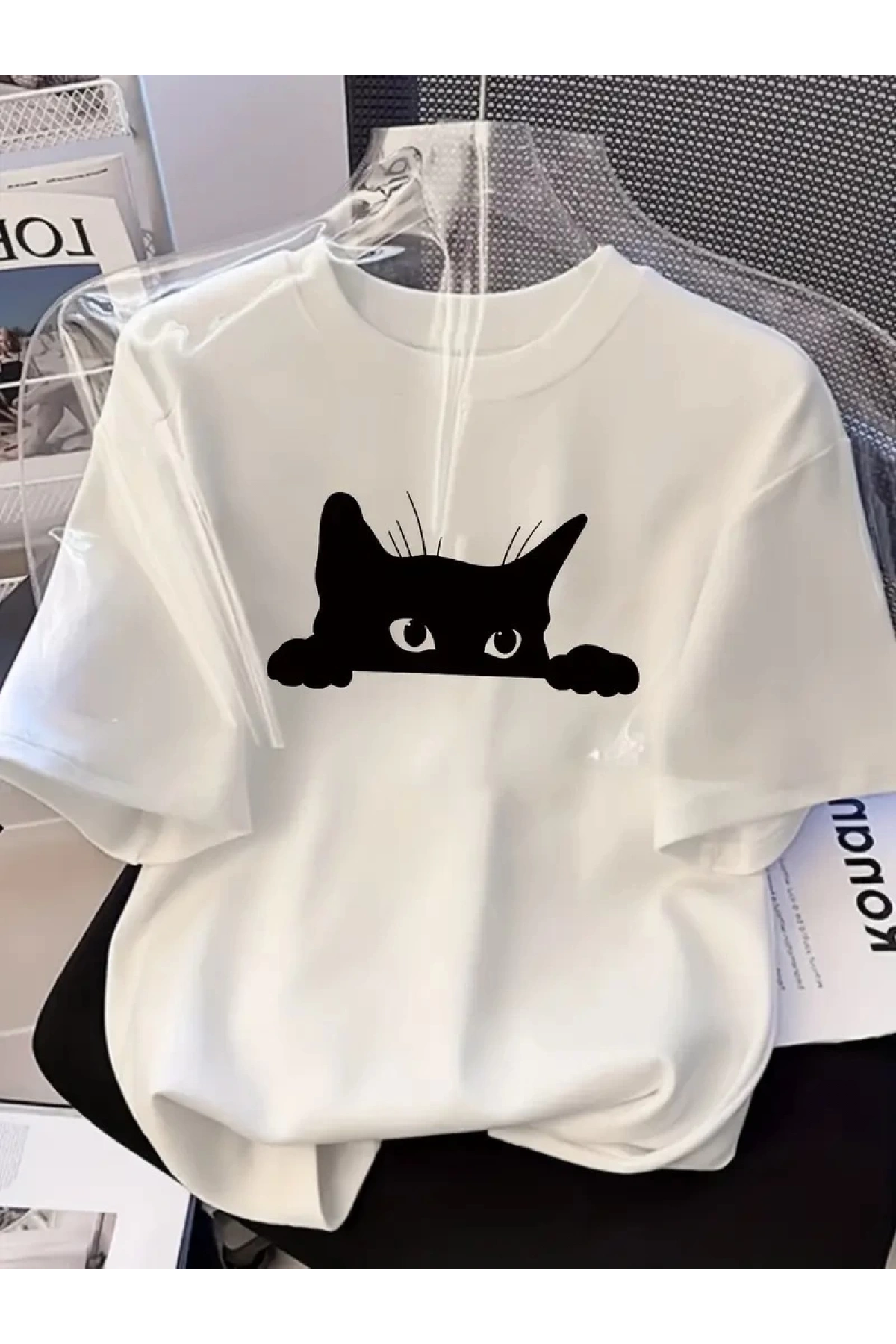 Kadınlar için Şık Siyah Kedi Grafik Tişört - Oversize Kısa Kollu Üst, Nefes Alabilir Polyester Karışımı, Makinede Yıkanabilir - Mükemmel Yaz Modası - Beyaz