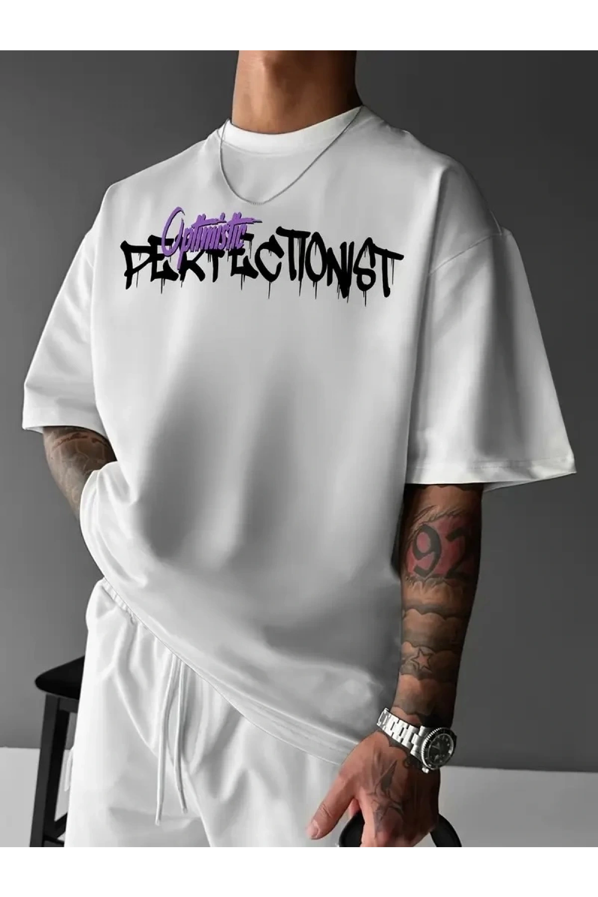 Erkek OversizeGrafik Tişört CAMPBRASTCOOPERATION Kalın Yazı Bisiklet Yaka, Kısa Kol, Kalın Mor ve Siyah Desenli Yazlık Sokak Kıyafeti - Beyaz