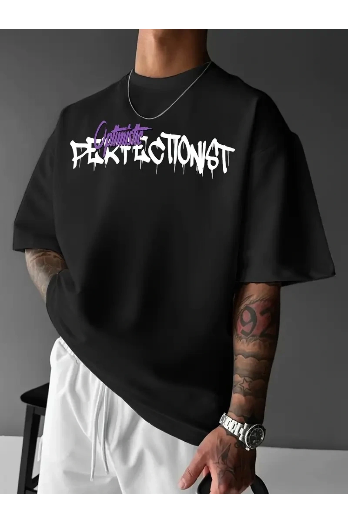 Erkek OversizeGrafik Tişört CAMPBRASTCOOPERATION Kalın Yazı Bisiklet Yaka, Kısa Kol, Kalın Mor ve Siyah Desenli Yazlık Sokak Kıyafeti - Siyah