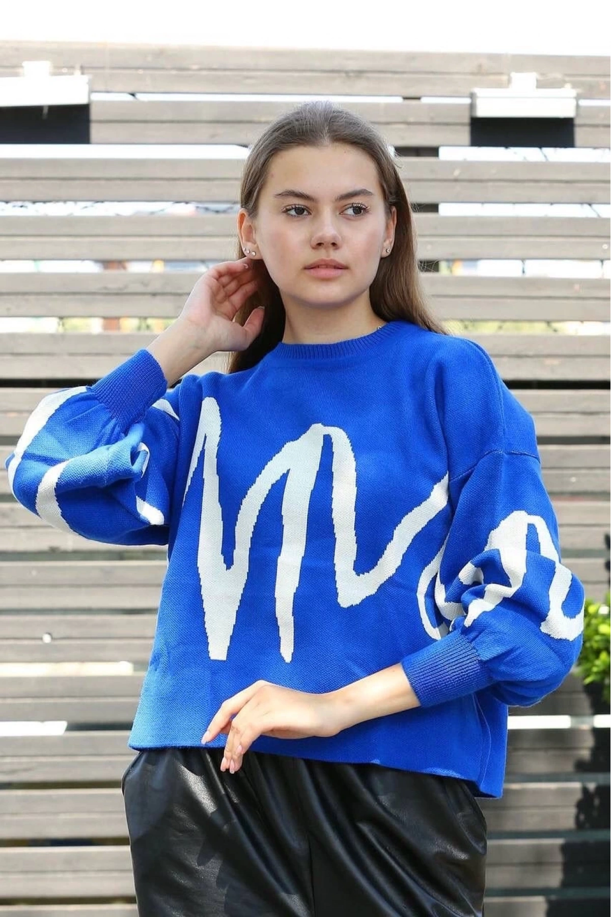 Beyaz çizgili bisiklet yaka kazak saksmavisi