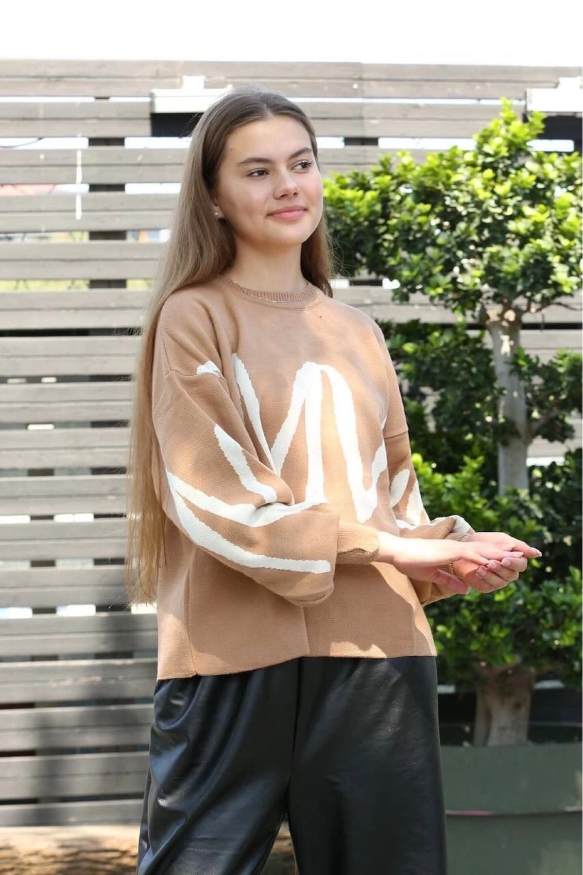 Beyaz çizgili bisiklet yaka kazak vizon