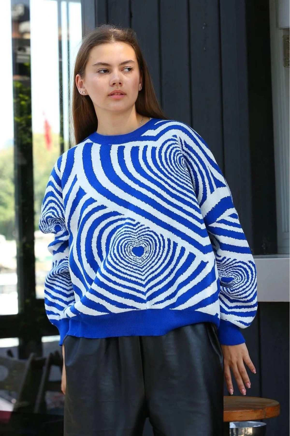 Beyaz kalp çizgili kazak saks mavisi