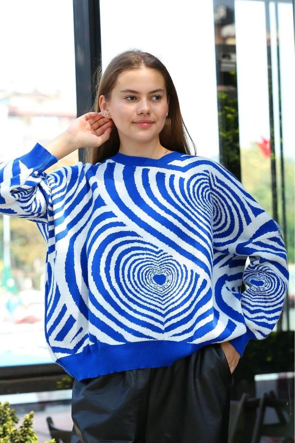 Beyaz kalp çizgili kazak saks mavisi