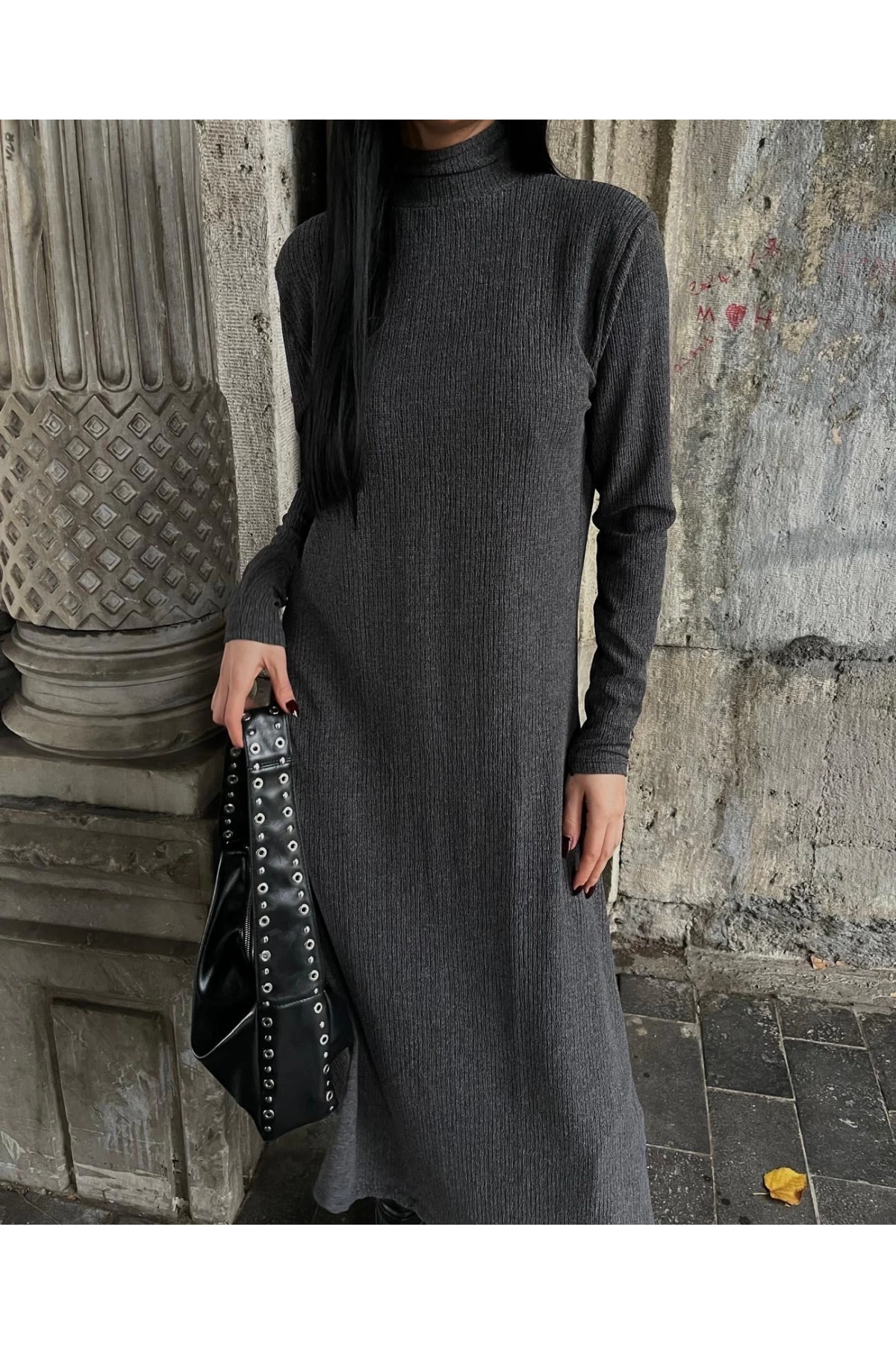 Boğazlı kalın bürümcük uzun elbise siyah