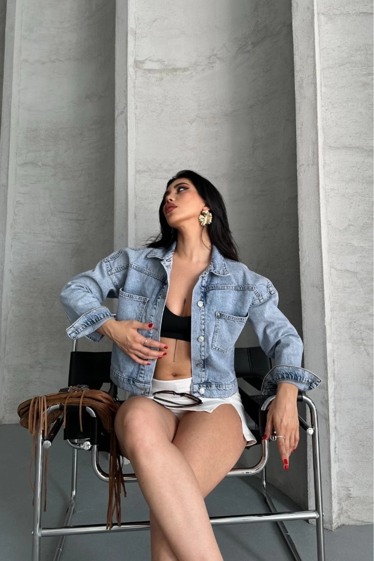 Çift cepli kol katlamalı kar yıkama crop kot ceket mavi d2000