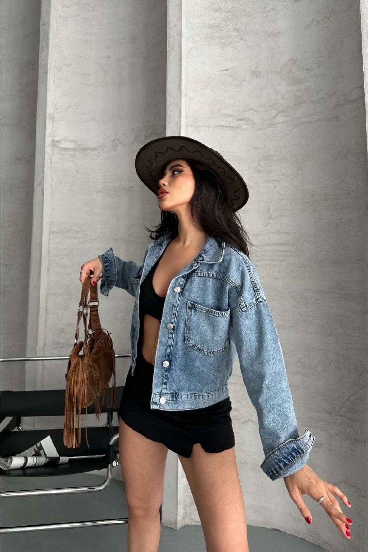 Çift cepli kol katlamalı kar yıkama crop kot ceket mavi d2000