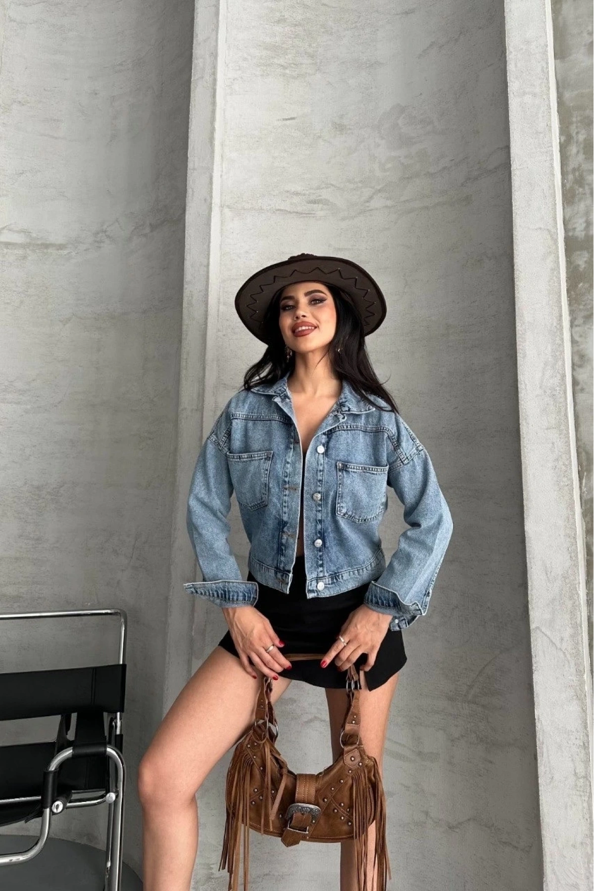 Çift cepli kol katlamalı kar yıkama crop kot ceket mavi d2000