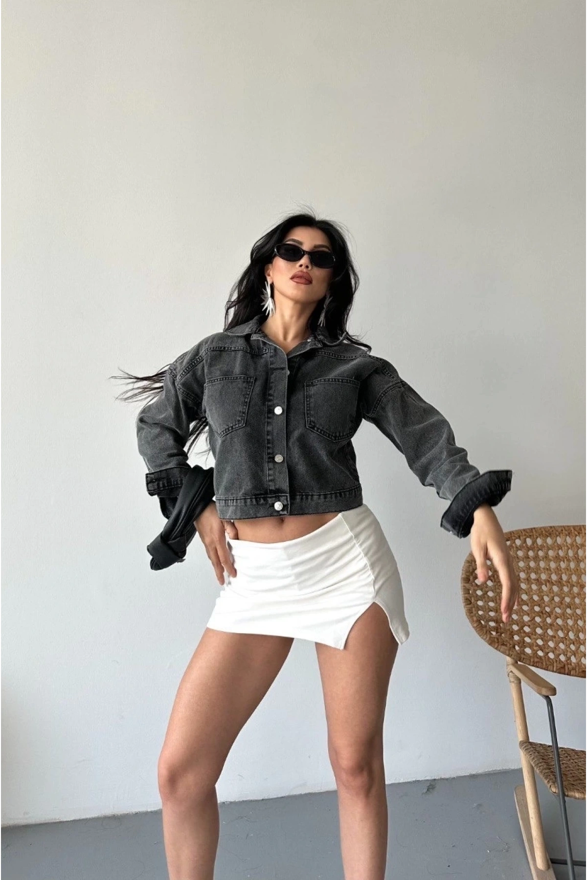 Çift cepli kol katlamalı süper taş enzim yıkama crop kot ceket füme d2000