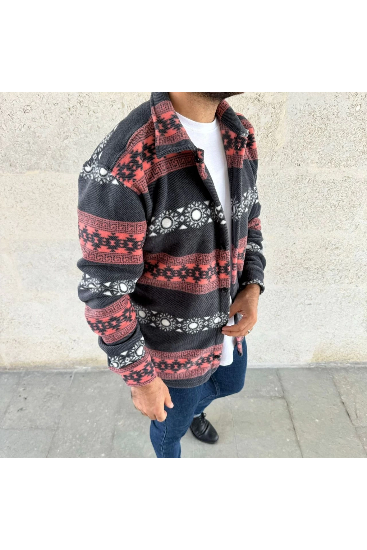 Erkek Desenli Polar Gömlek – Etnik Şerit Desen Yakalı, Uzun Kollu, Düğmeli, Oversize Rahat Kalıp - Füme