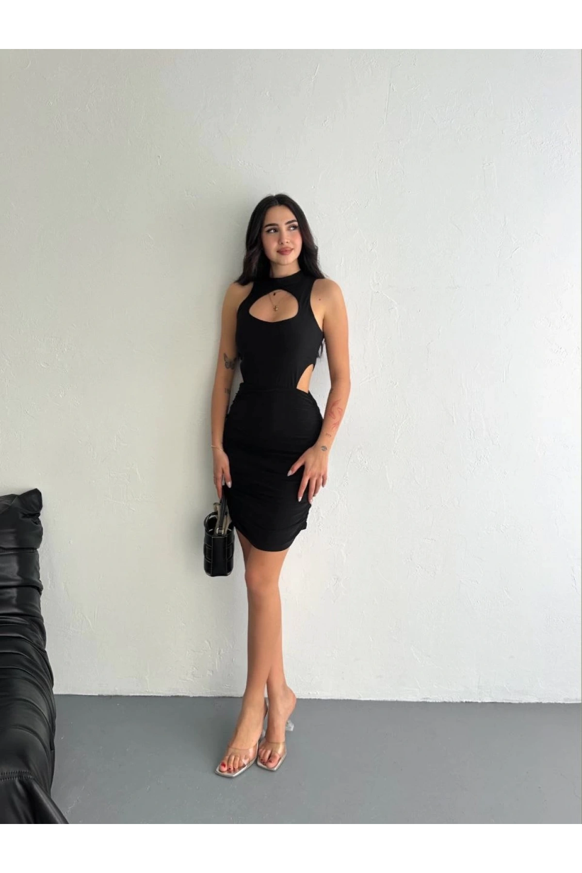 Göğüs ve Yanlar dekolteli Kolsuz Boy Elbise - Siyah