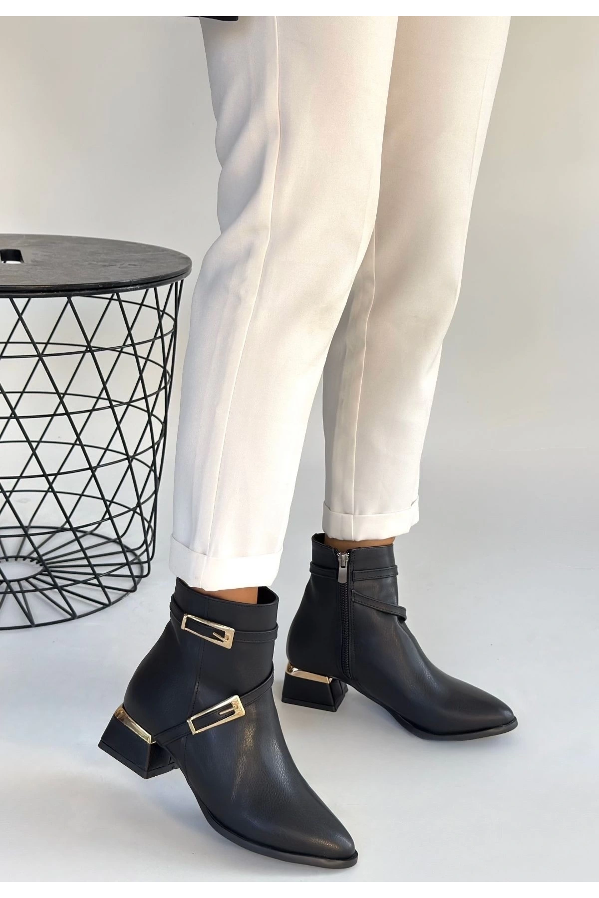 İnay Siyah Cilt Topuklu Bot