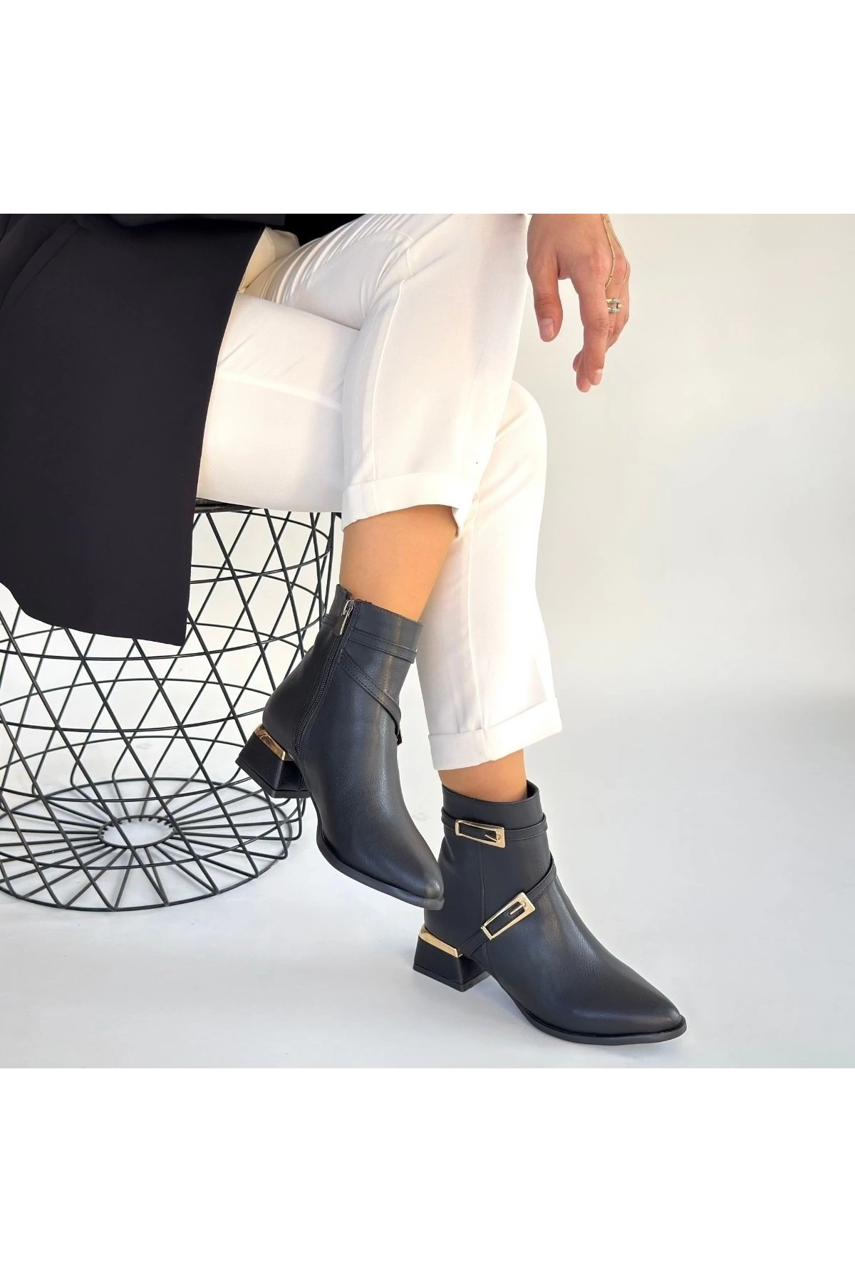 İnay Siyah Cilt Topuklu Bot