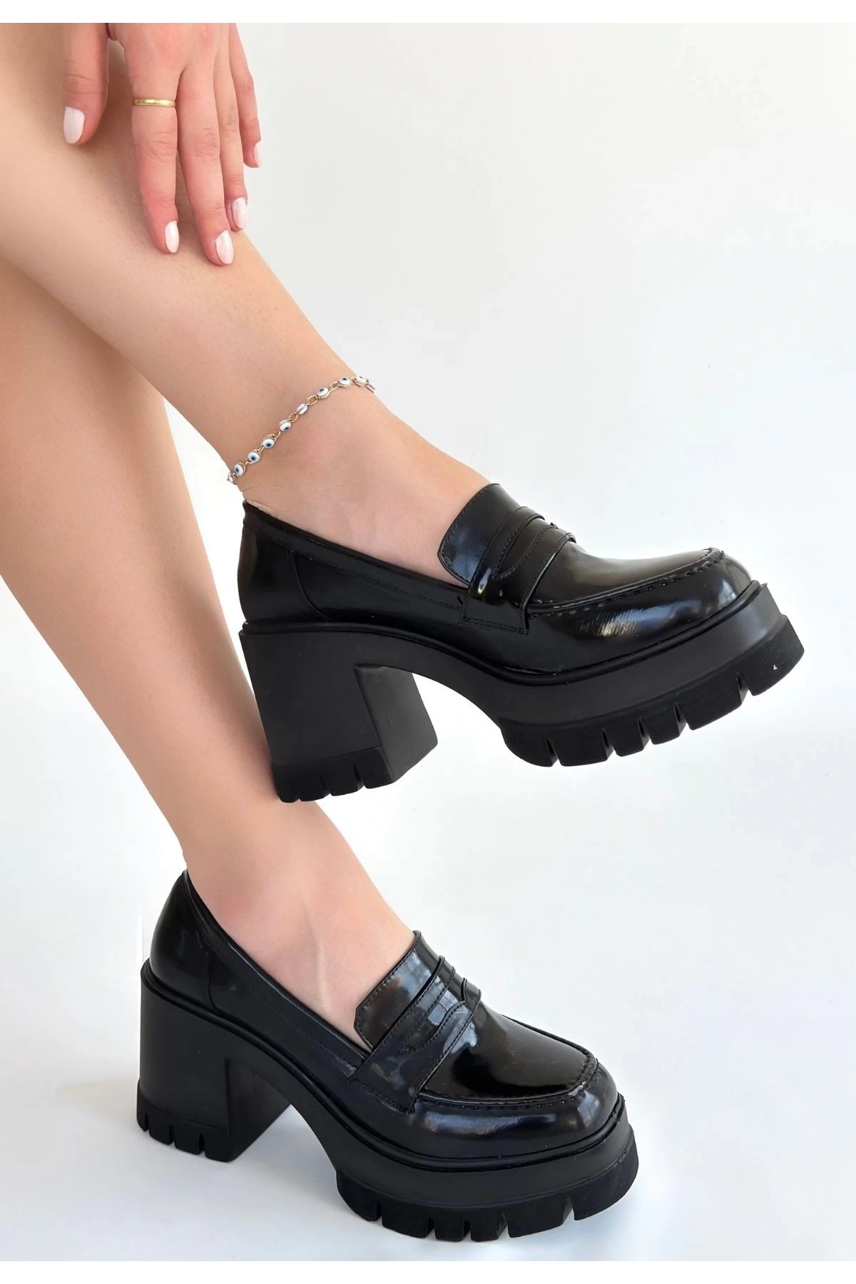 Janes Siyah Rugan Dolgu Topuk Ayakkabı
