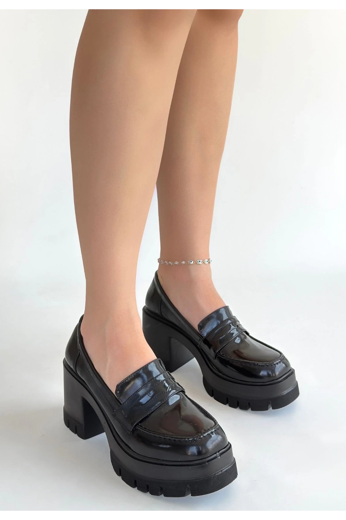 Janes Siyah Rugan Dolgu Topuk Ayakkabı