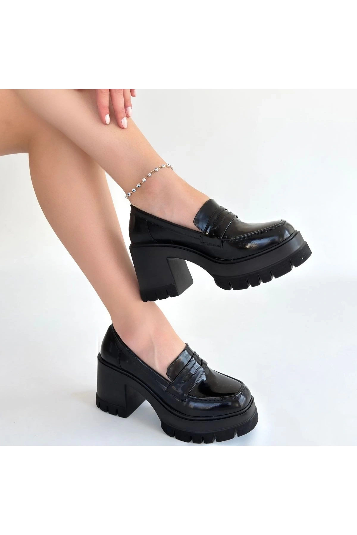 Janes Siyah Rugan Dolgu Topuk Ayakkabı