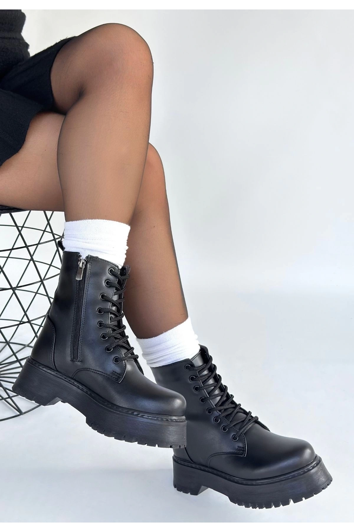 Jonni Siyah Cilt Bağcıklı Bot