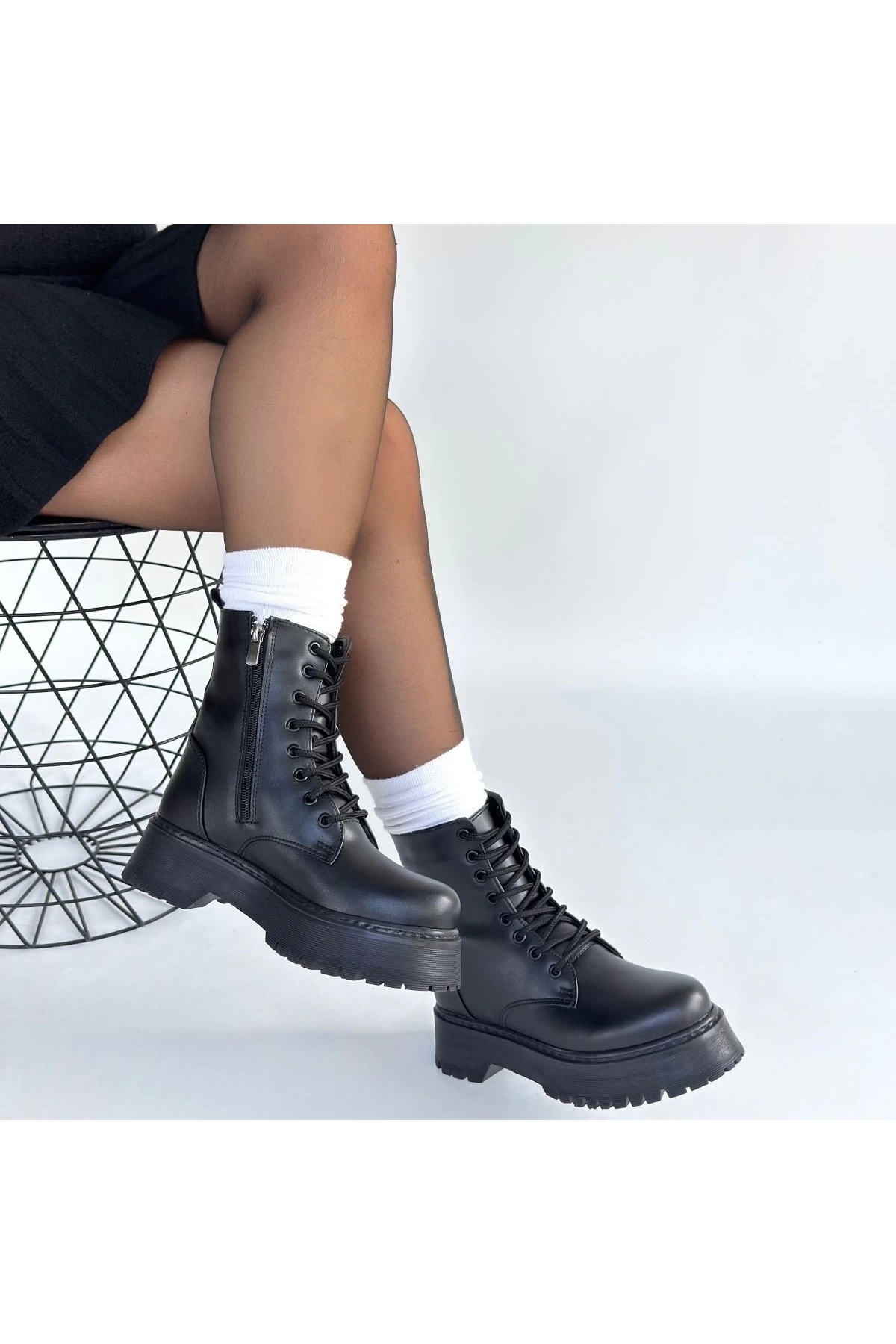 Jonni Siyah Cilt Bağcıklı Bot