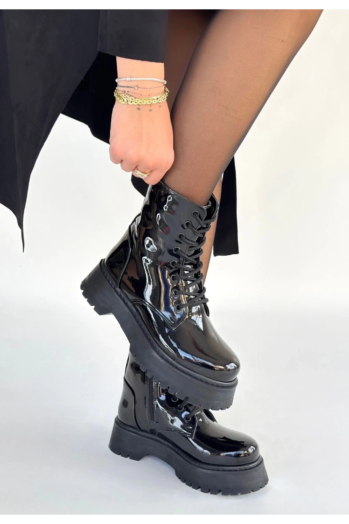 Jonni Siyah Rugan Bağcıklı Bot