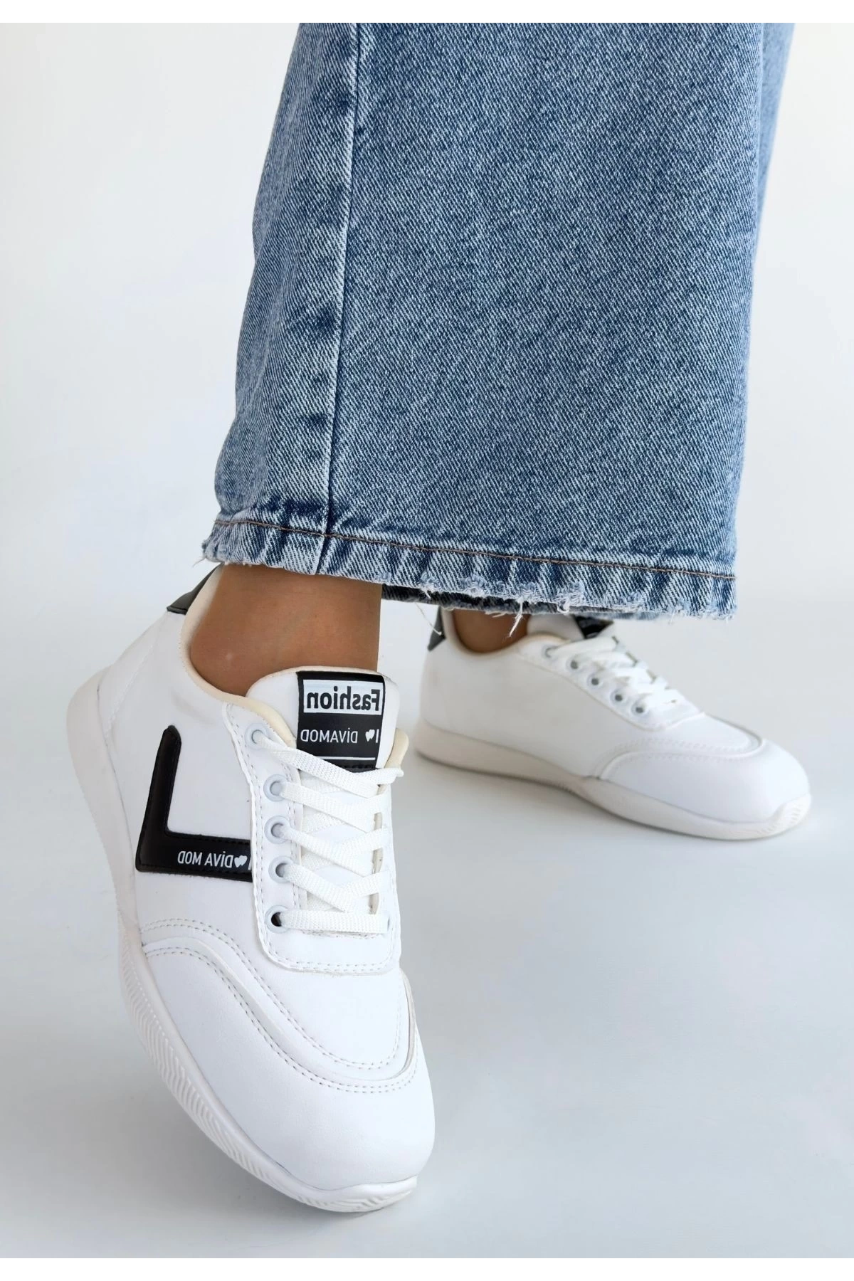 Jowen Beyaz Cilt Siyah Detaylı Bağcıklı Spor Ayakkabı