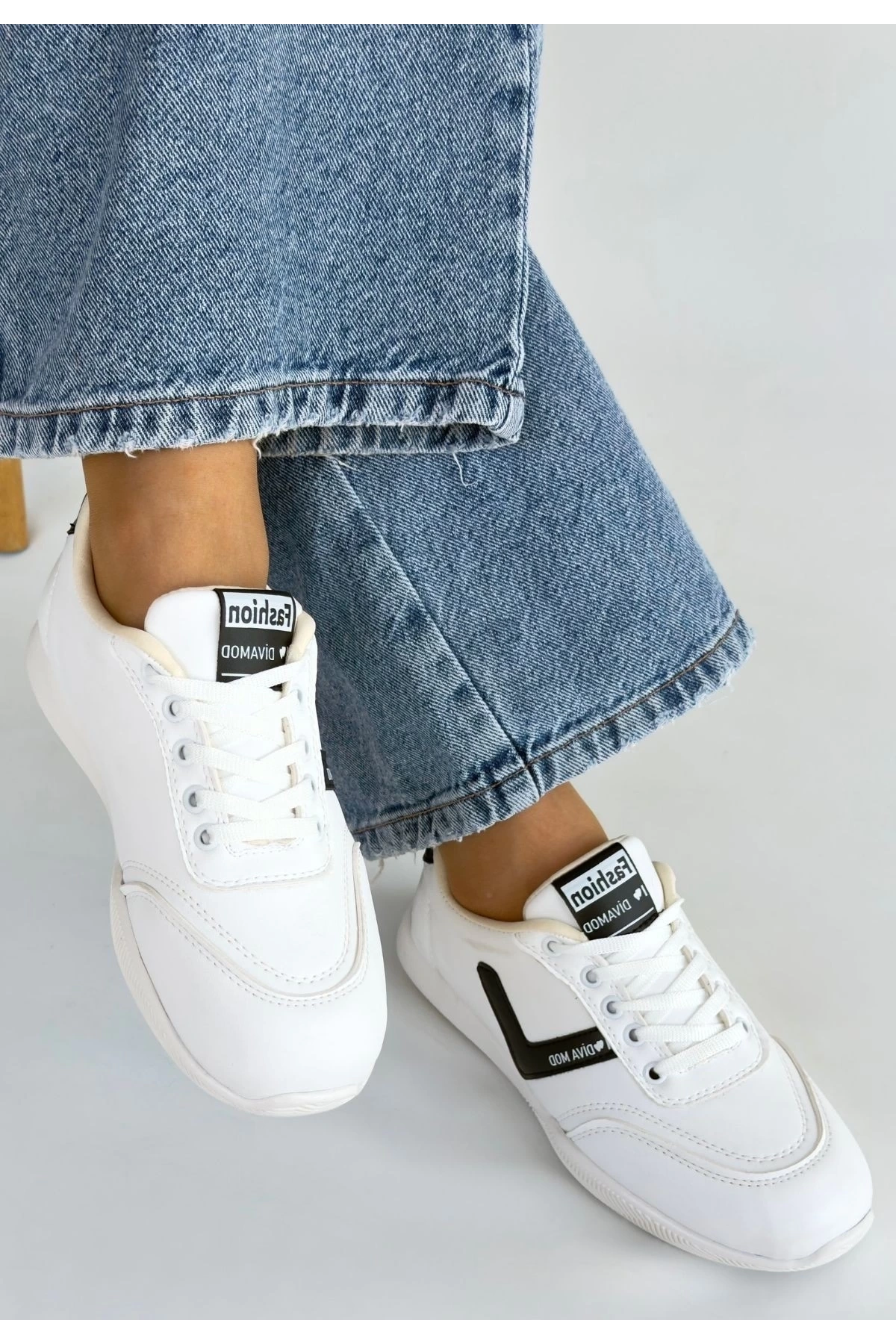 Jowen Beyaz Cilt Siyah Detaylı Bağcıklı Spor Ayakkabı