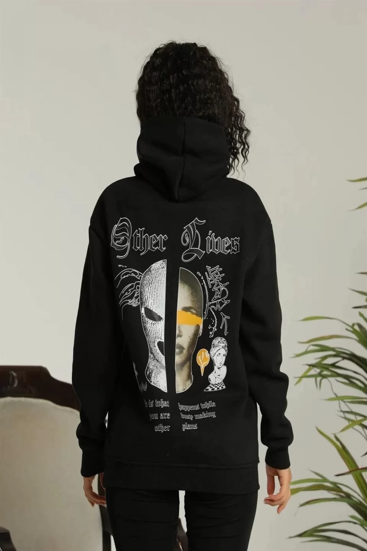 Kadın Kapşonlu Sweatshirt – Oversize Üç İplik Şardonlu Hoodie, “Other Lives” Ön & Arka Baskılı, Kanguru Cepli, Kışlık Rahat Günlük Stil - Siyah