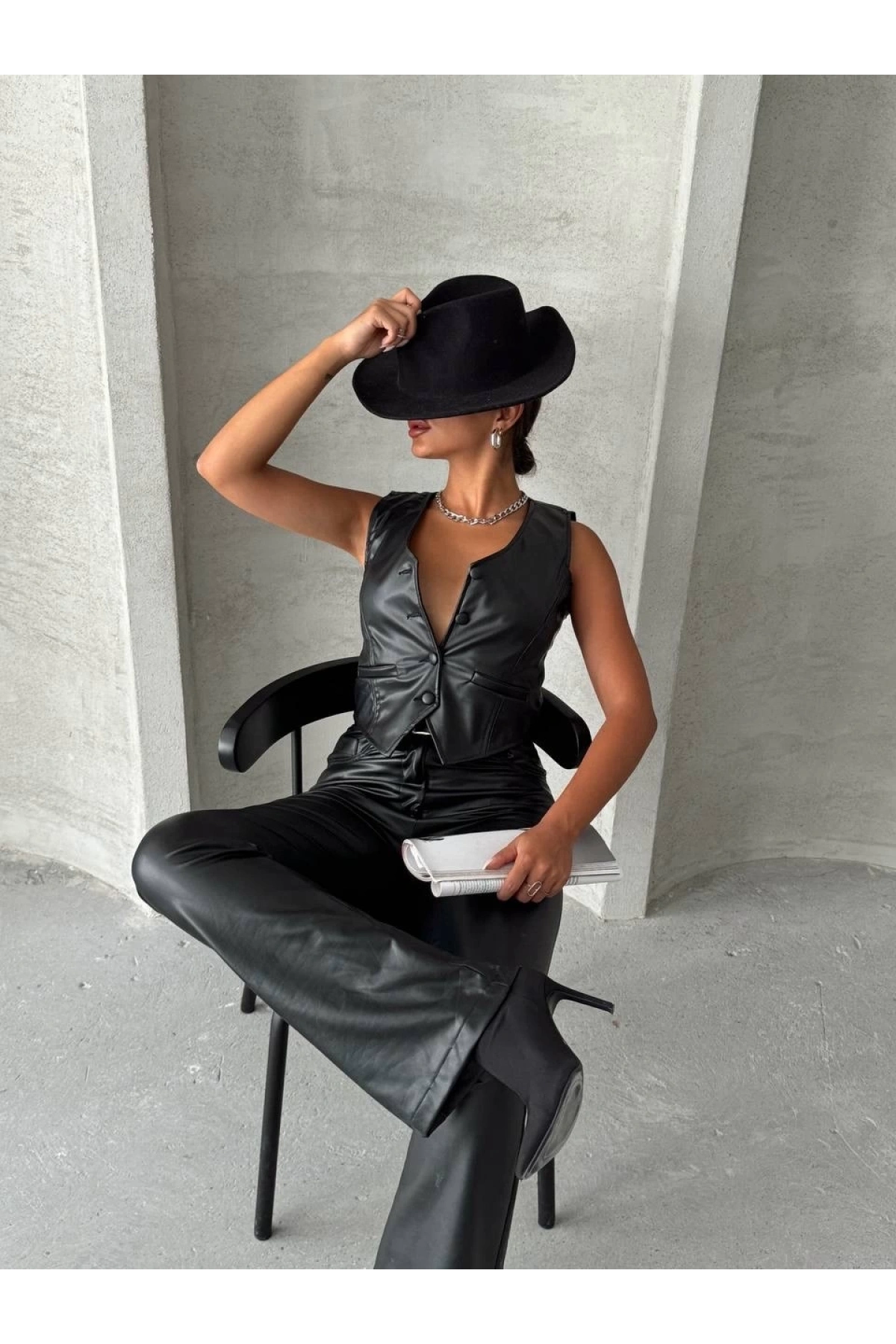 Kaplama düğmeli deri yelek siyah s24398