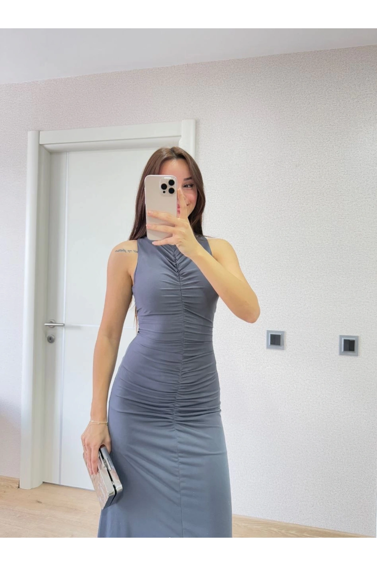 Bürümcük Kumaşlı İçi Astarlı Üzgülü Kolsuz Büzgülü Uzun Elbise - Füme