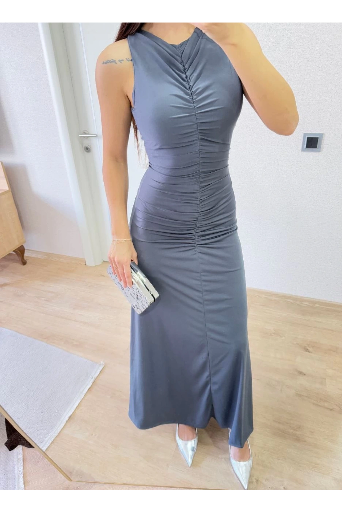 Bürümcük Kumaşlı İçi Astarlı Üzgülü Kolsuz Büzgülü Uzun Elbise - Füme