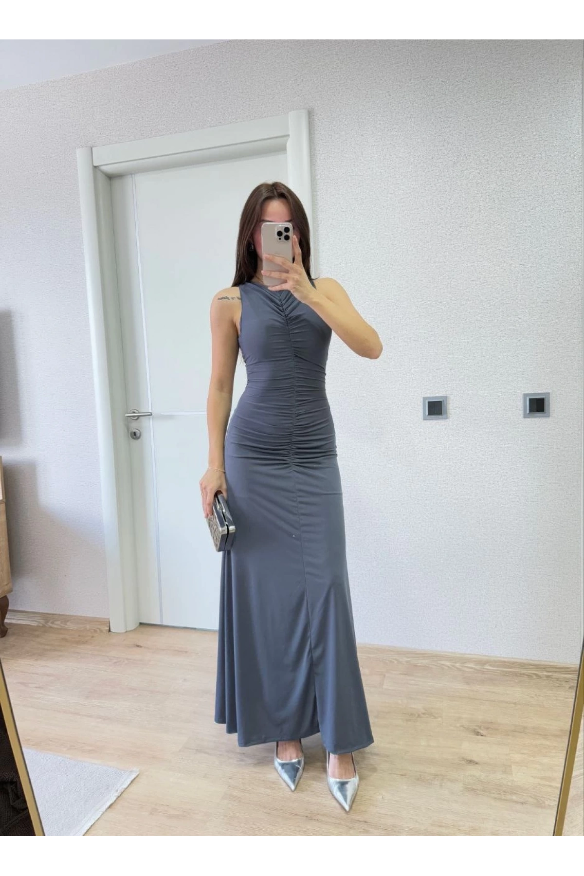 Bürümcük Kumaşlı İçi Astarlı Üzgülü Kolsuz Büzgülü Uzun Elbise - Füme