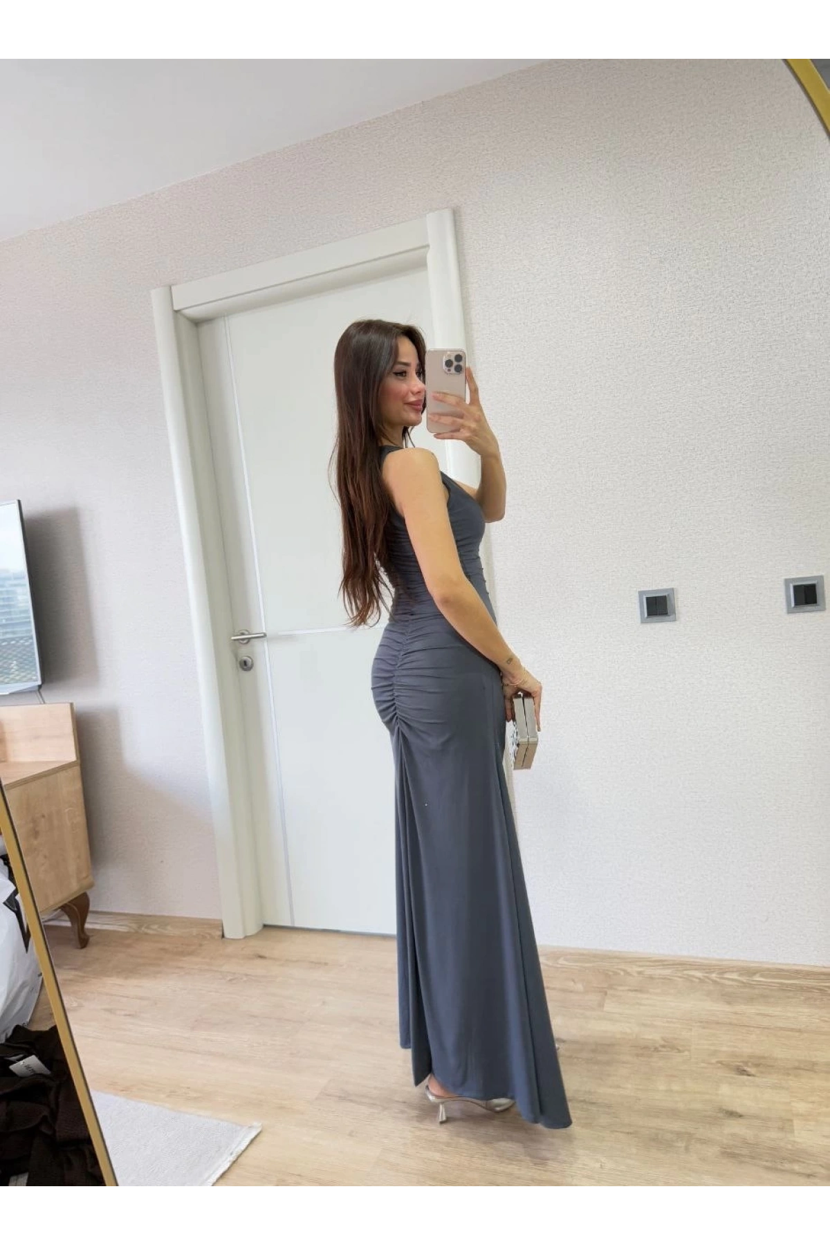 Bürümcük Kumaşlı İçi Astarlı Üzgülü Kolsuz Büzgülü Uzun Elbise - Füme