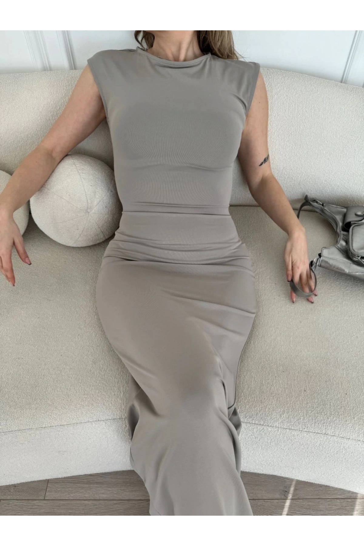 Kolsuz Uzun Likralı Elbise - Gri