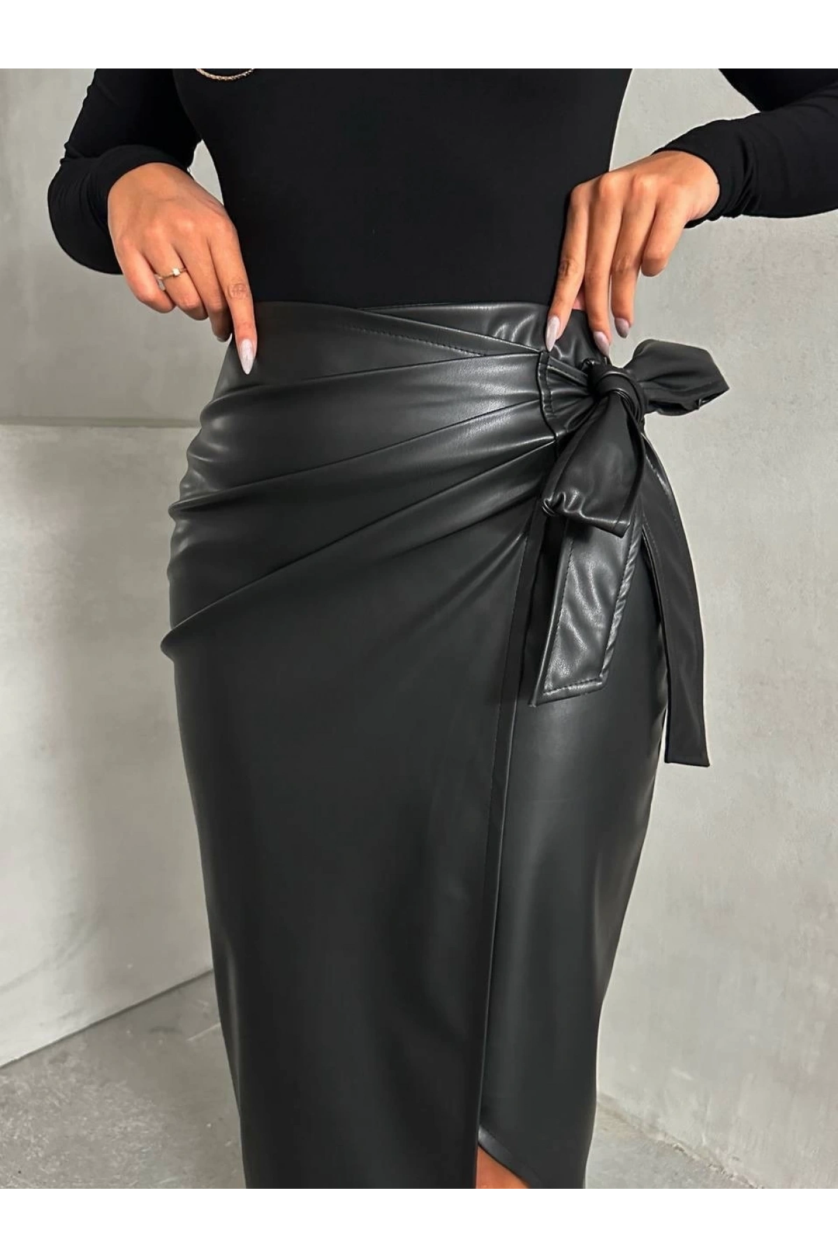 Kuşaklı uzun deri etek siyah h26414