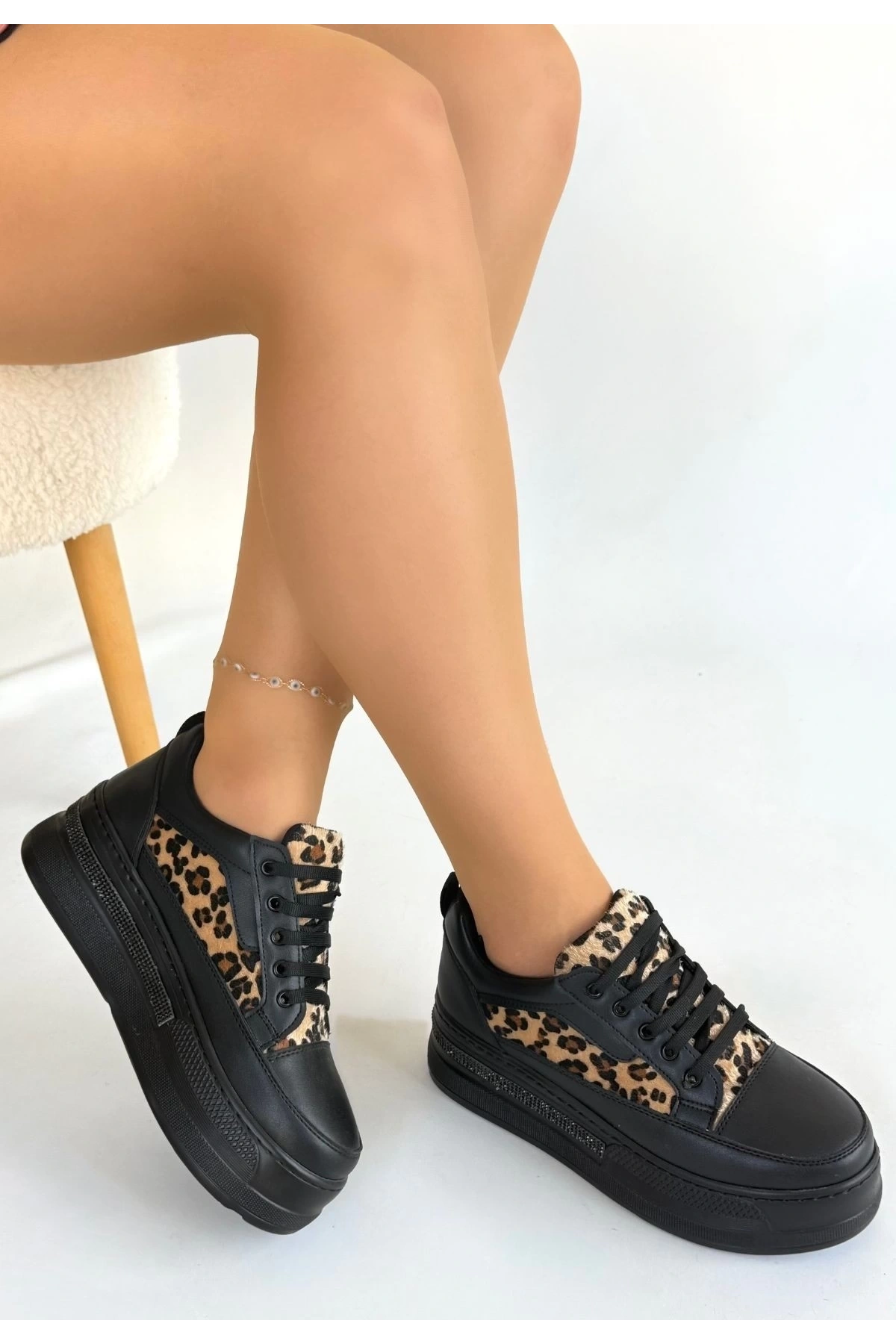 Lorrin Siyah Cilt Leopar Detaylı Bağcıklı Spor Ayakkabı