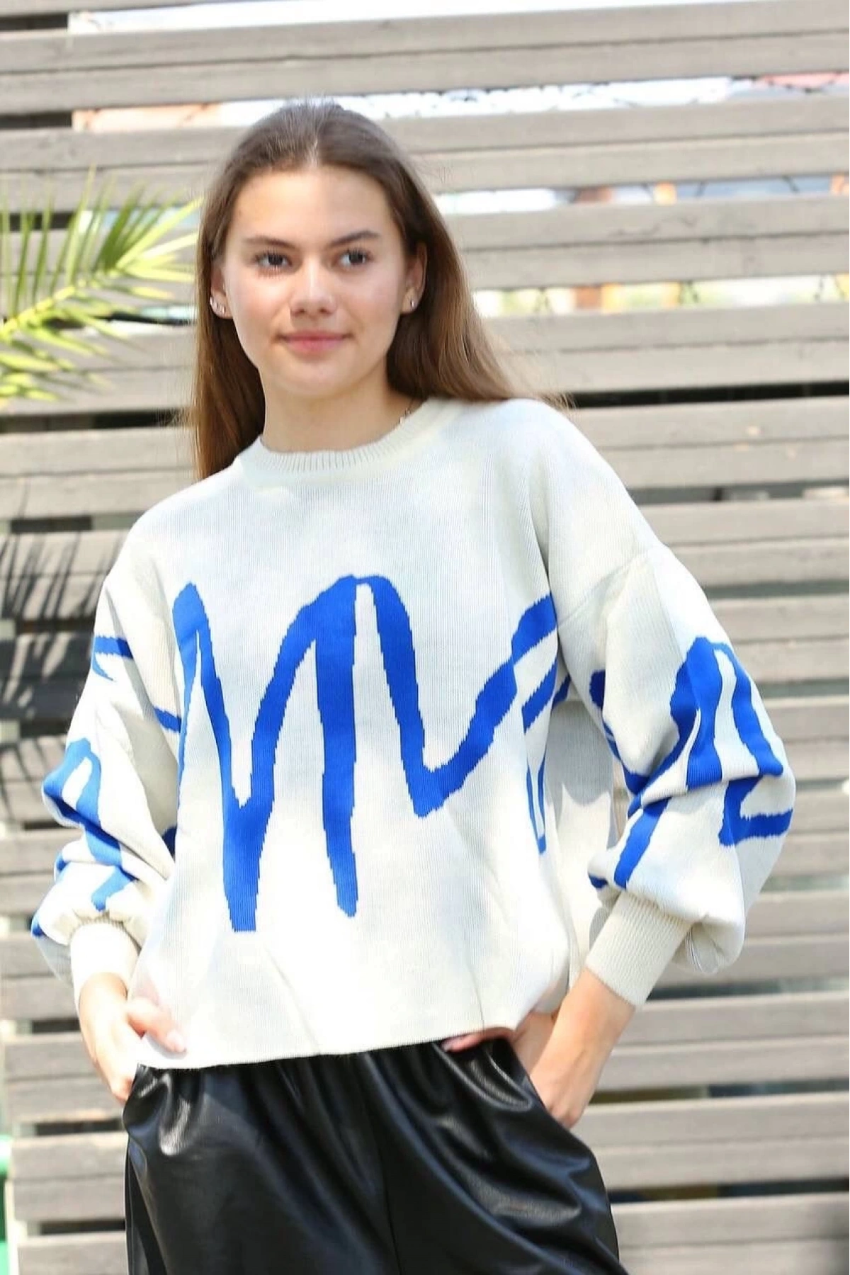 Mavi çizgili bisiklet yaka kazak beyaz